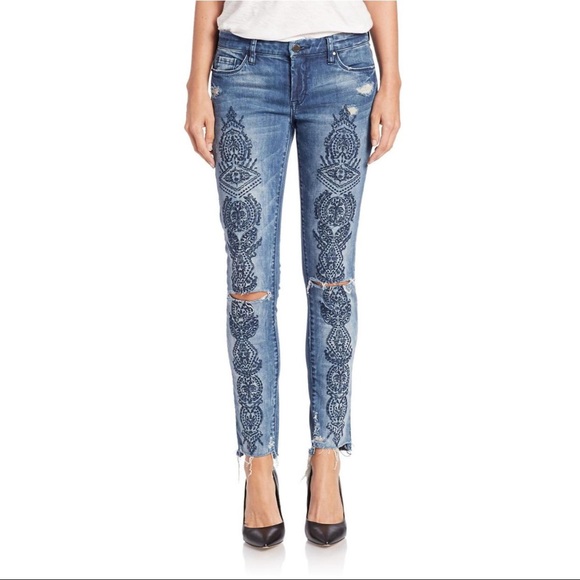 BLANK NYC rare embroidered distressed jeans with slit knees and frayed hems - Picture 5 of 12